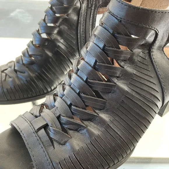 Rockport gladiator black leather sandals/heels in great used condition. Size 7US - Picture 4 of 10